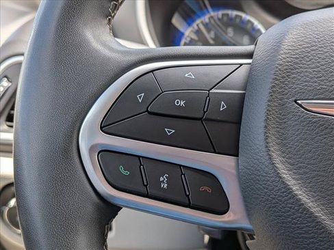 Used 2022 Chrysler Pacifica Touring-L FWD image 11