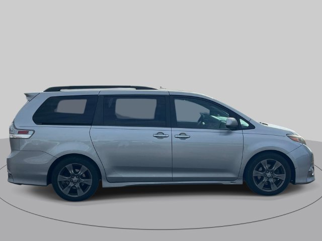 Used 2017 Toyota Sienna SE Premium FWD image 2