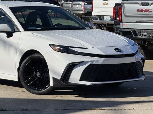 Used 2025 Toyota Camry SE image 2