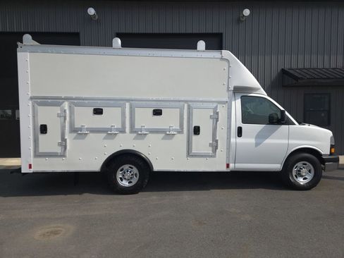 Used 2018 Chevrolet Express 3500 w/ Power Convenience Package image 5