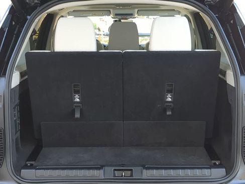 Used 2025 Land Rover Discovery S image 34