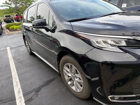 Used 2022 Toyota Sienna XLE w/ XLE Plus Package FWD image 1