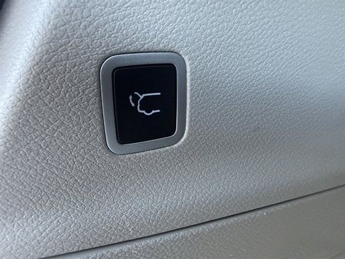 Used 2024 Chrysler Pacifica Touring-L FWD image 30