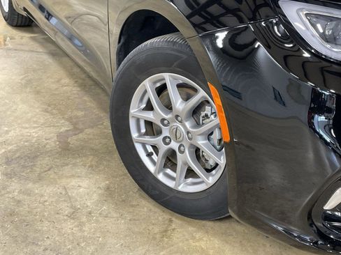 Used 2024 Chrysler Pacifica Touring-L image 12