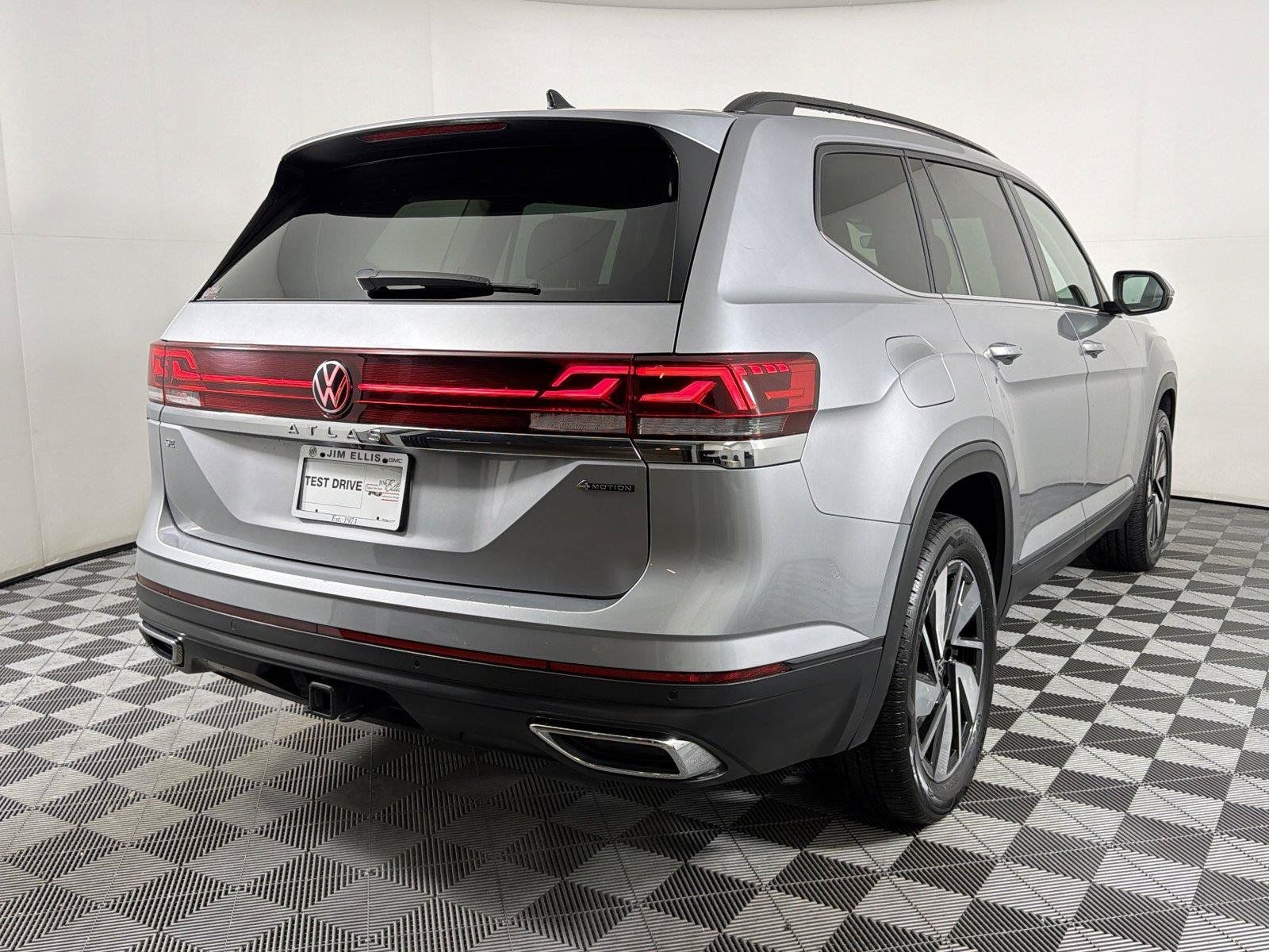 Used 2025 Volkswagen Atlas SE AWD/4WD image 6