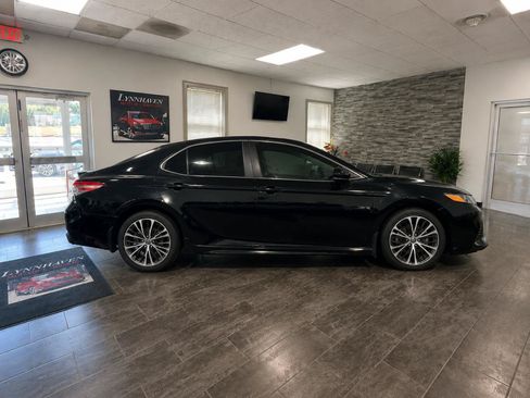 Used 2018 Toyota Camry SE FWD image 4