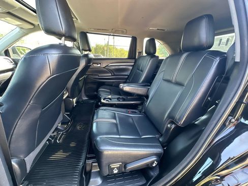 Used 2017 Toyota Highlander SE AWD/4WD image 16