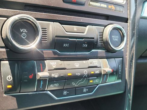 Used 2017 Ford Explorer XLT w/ Equipment Group 202A FWD image 30
