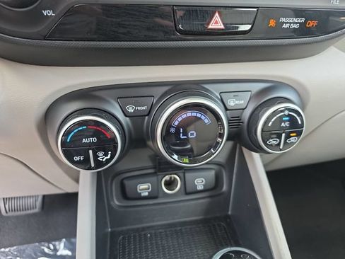 Used 2025 Hyundai Venue SEL FWD image 21