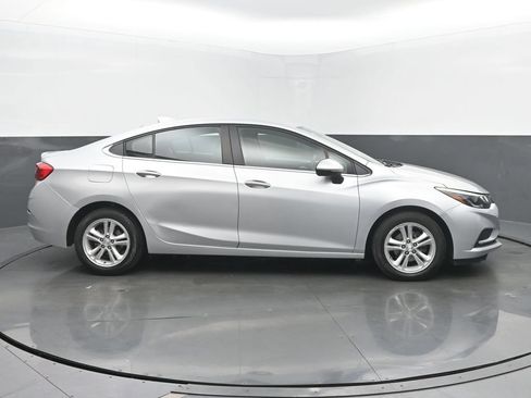 Used 2018 Chevrolet Cruze LT w/ Convenience Package FWD image 6