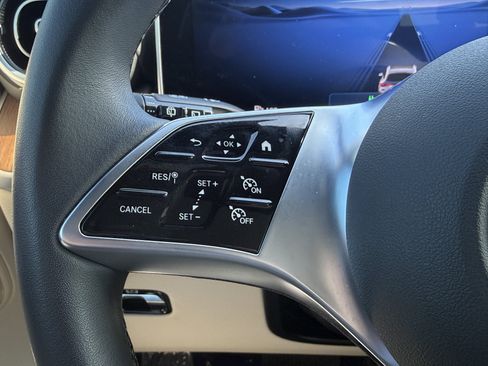 Used 2025 Mercedes-Benz GLC 350e 4MATIC image 17