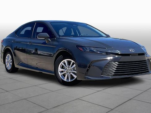 Used 2025 Toyota Camry LE image 3