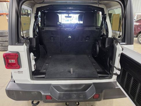 Used 2018 Jeep Wrangler Unlimited Sahara AWD/4WD image 20