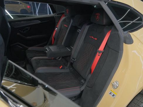 Used 2023 Lamborghini Urus Performante AWD/4WD image 16