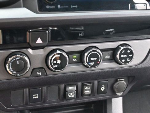 Used 2018 Toyota Tacoma TRD Off-Road AWD/4WD image 22