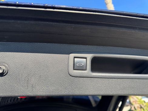 Used 2021 Toyota Highlander XLE image 10