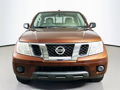 Used 2018 Nissan Frontier SV image 2