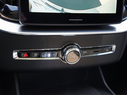 New 2025 Volvo XC90 T8 Core w/ Climate Package image 16