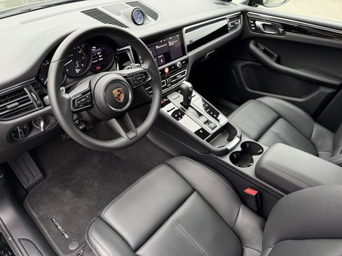 Used 2025 Porsche Macan image 4