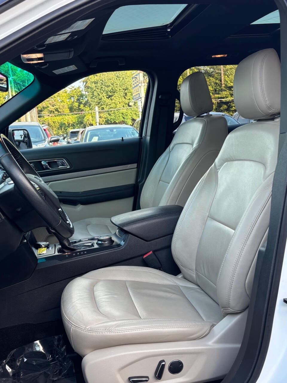 Used 2018 Ford Explorer XLT w/ Equipment Group 202A AWD/4WD image 10