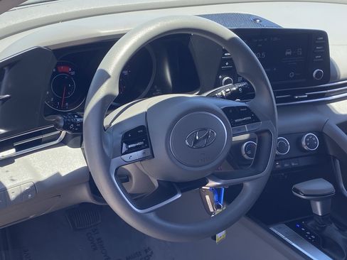 Used 2021 Hyundai Elantra SE FWD image 20
