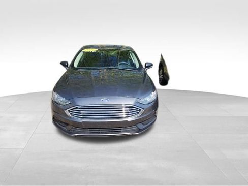 Used 2017 Ford Fusion SE w/ Fusion SE Technology Package FWD image 3