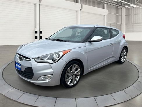 Used 2017 Hyundai Veloster FWD image 9