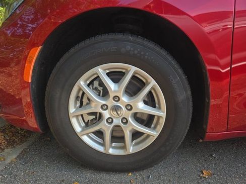 Used 2025 Chrysler Pacifica Select FWD image 4