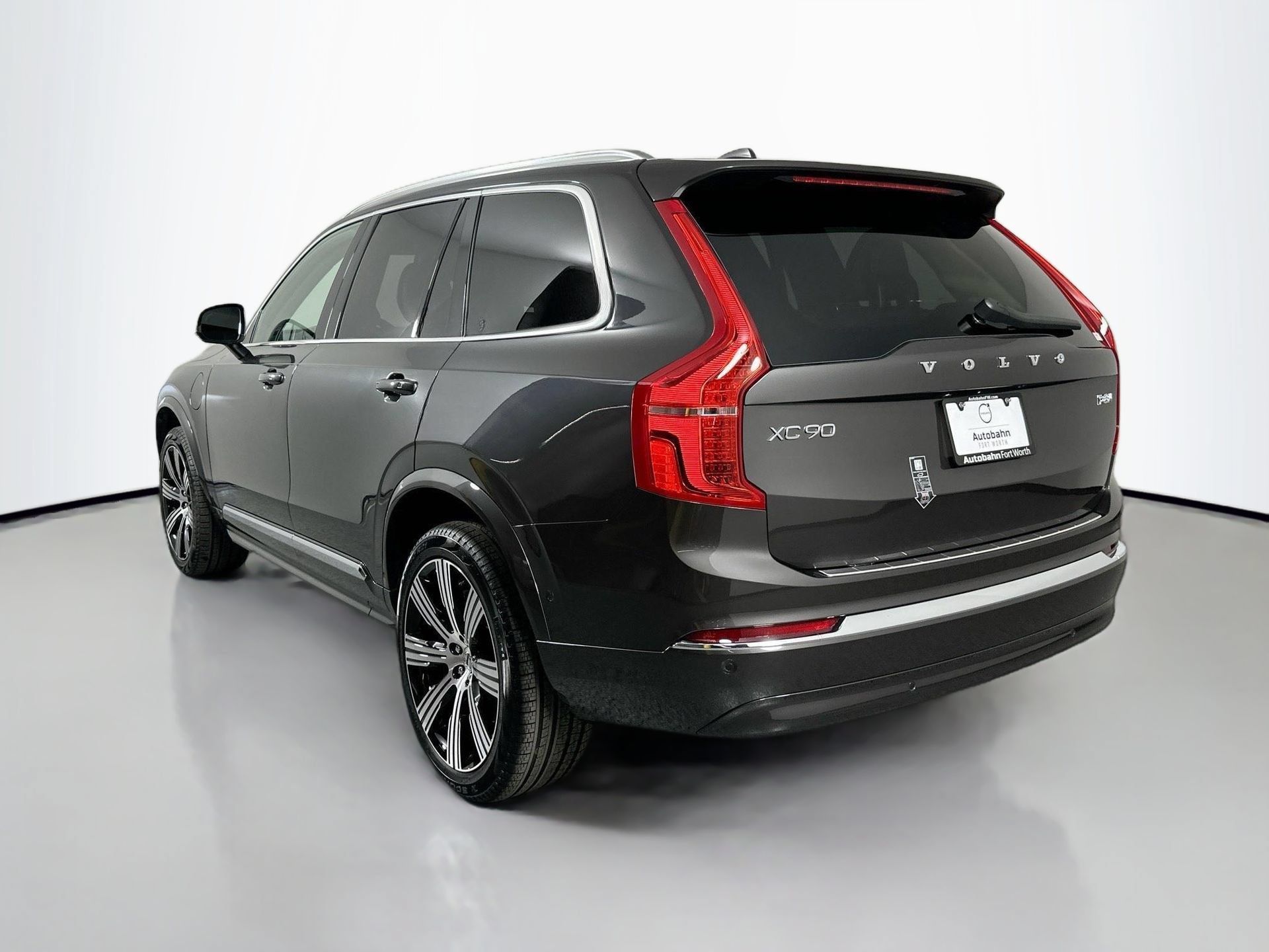 Certified 2025 Volvo XC90 T8 Plus w/ Protection Package Premier AWD/4WD image 7