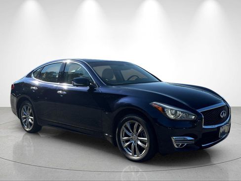 Used 2019 INFINITI Q70 Luxe w/ Proactive Package AWD/4WD image 4