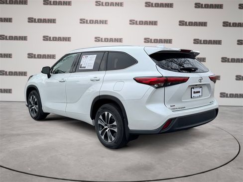 Used 2022 Toyota Highlander XLE image 3