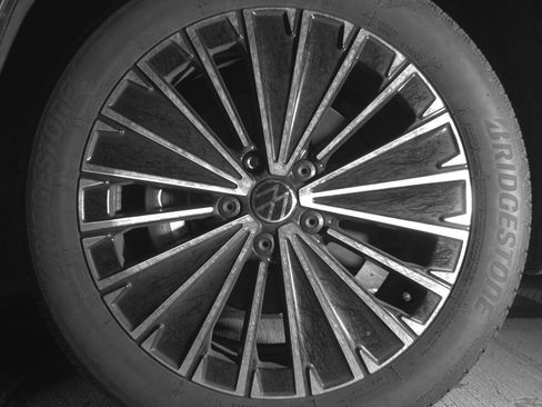 Used 2025 Volkswagen Taos SE image 12