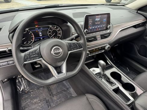 Used 2023 Nissan Altima 2.5 SV image 3