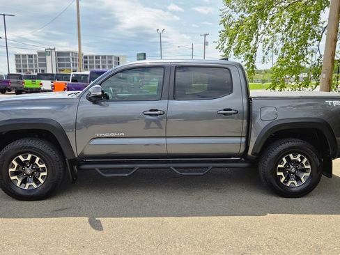 Used 2022 Toyota Tacoma TRD Off-Road w/ Technology Package AWD/4WD image 4