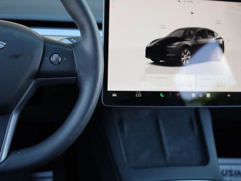 Used 2023 Tesla Model Y Long Range AWD/4WD image 33