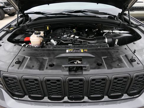 Used 2022 Jeep Grand Cherokee Altitude AWD/4WD image 27