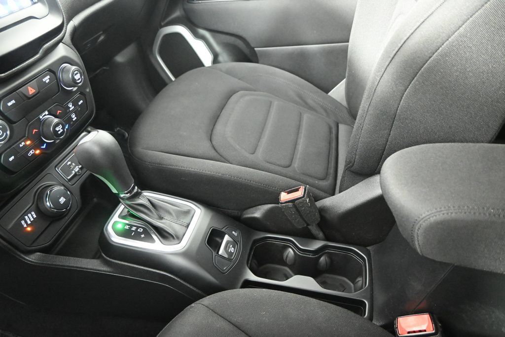 Used 2018 Jeep Renegade Latitude w/ Cold Weather Group AWD/4WD image 33