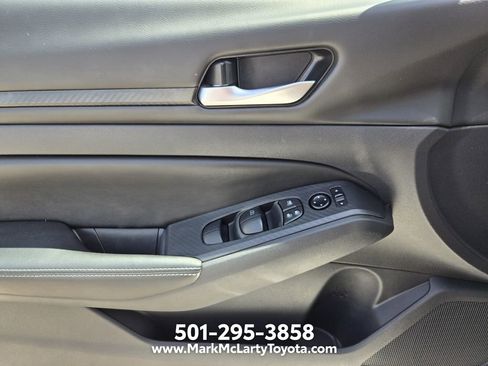 Used 2025 Nissan Altima 2.5 SV FWD image 30