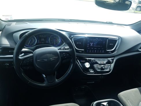 Used 2020 Chrysler Pacifica Touring w/ S Appearance Package image 16