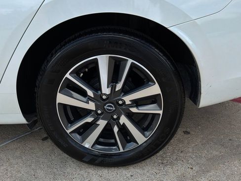 Used 2025 Nissan Versa SV FWD image 9