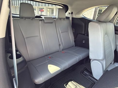 Used 2021 Toyota Highlander XLE AWD/4WD image 19