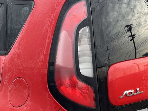 Used 2016 Kia Soul + image 10