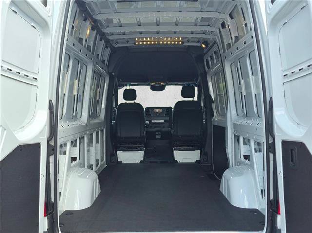 Used 2022 Mercedes-Benz Sprinter 2500 image 6