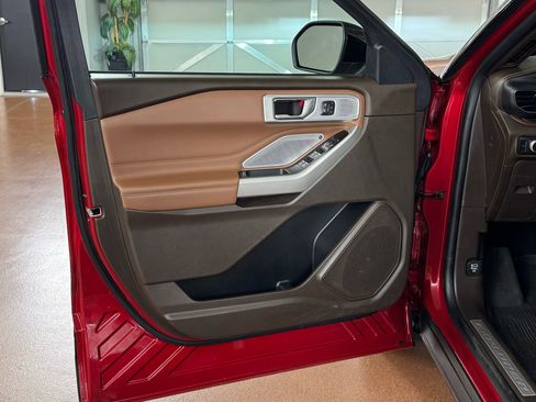 Used 2021 Ford Explorer King Ranch w/ Premium Technology Package image 15