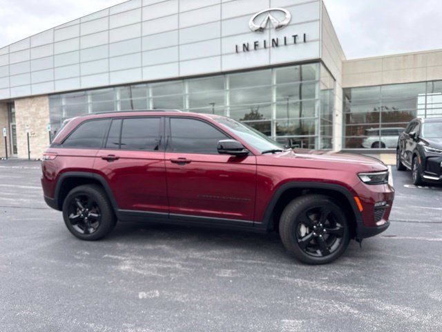 Used 2023 Jeep Grand Cherokee Limited w/ Black Appearance Package AWD/4WD image 7