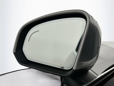 Used 2025 Volvo XC40 B5 Plus image 16