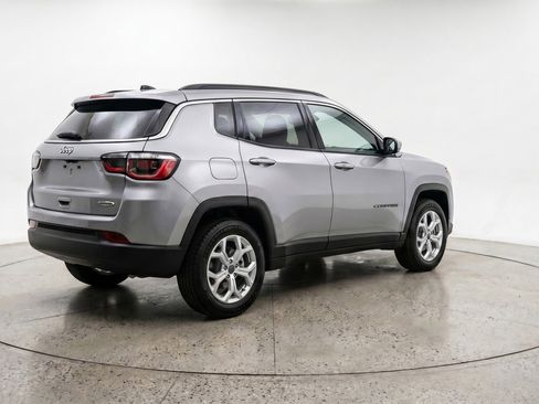 Used 2025 Jeep Compass Latitude AWD/4WD image 9