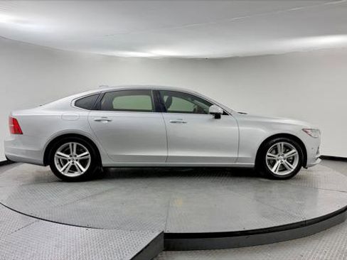Used 2018 Volvo S90 T5 Momentum w/ Convenience Package FWD image 9