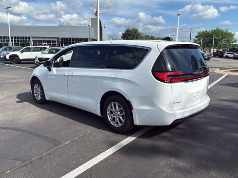 Used 2025 Chrysler Pacifica Select FWD image 11