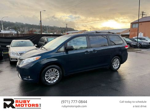 Used 2012 Toyota Sienna XLE image 1